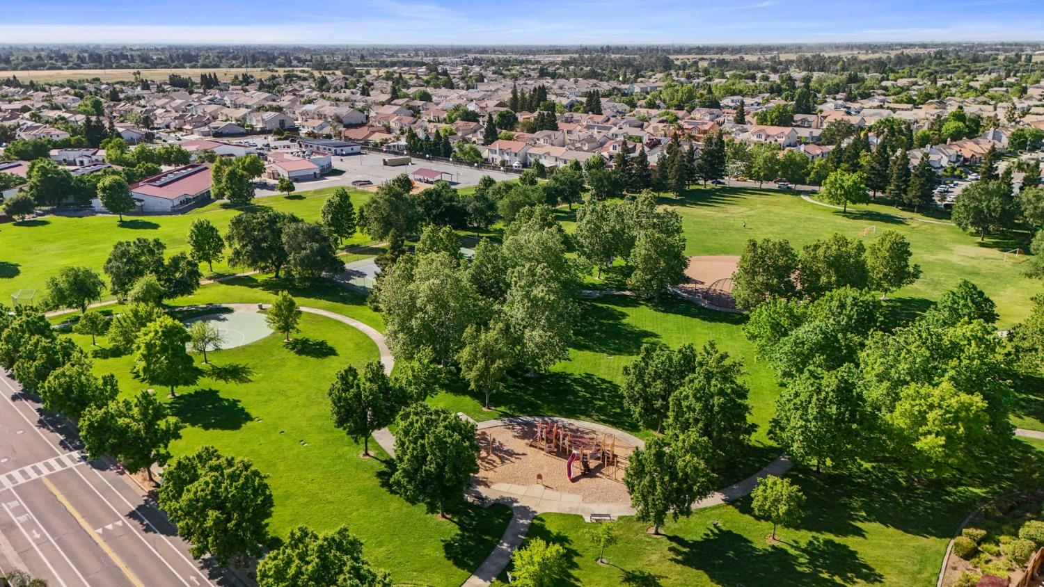Detail Gallery Image 63 of 65 For 9572 Crystal Water Way, Elk Grove,  CA 95624 - 6 Beds | 4/1 Baths