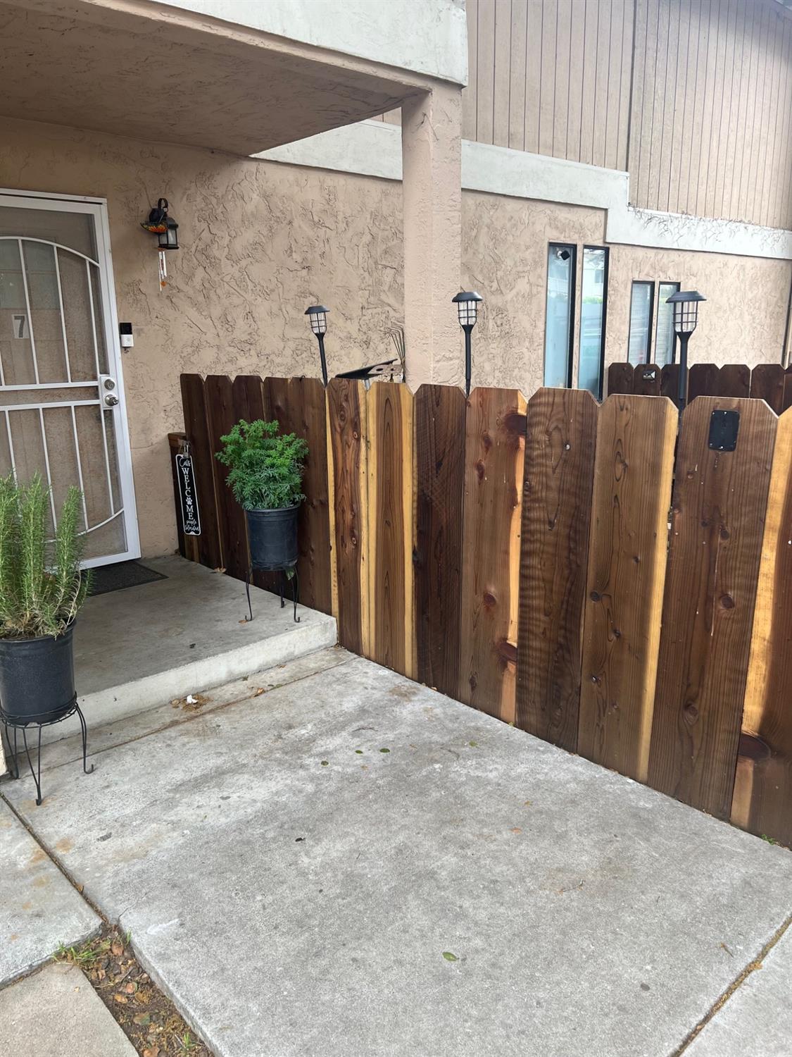 Detail Gallery Image 5 of 20 For 33 Deer St #7,  Salinas,  CA 93906 - 3 Beds | 2/1 Baths