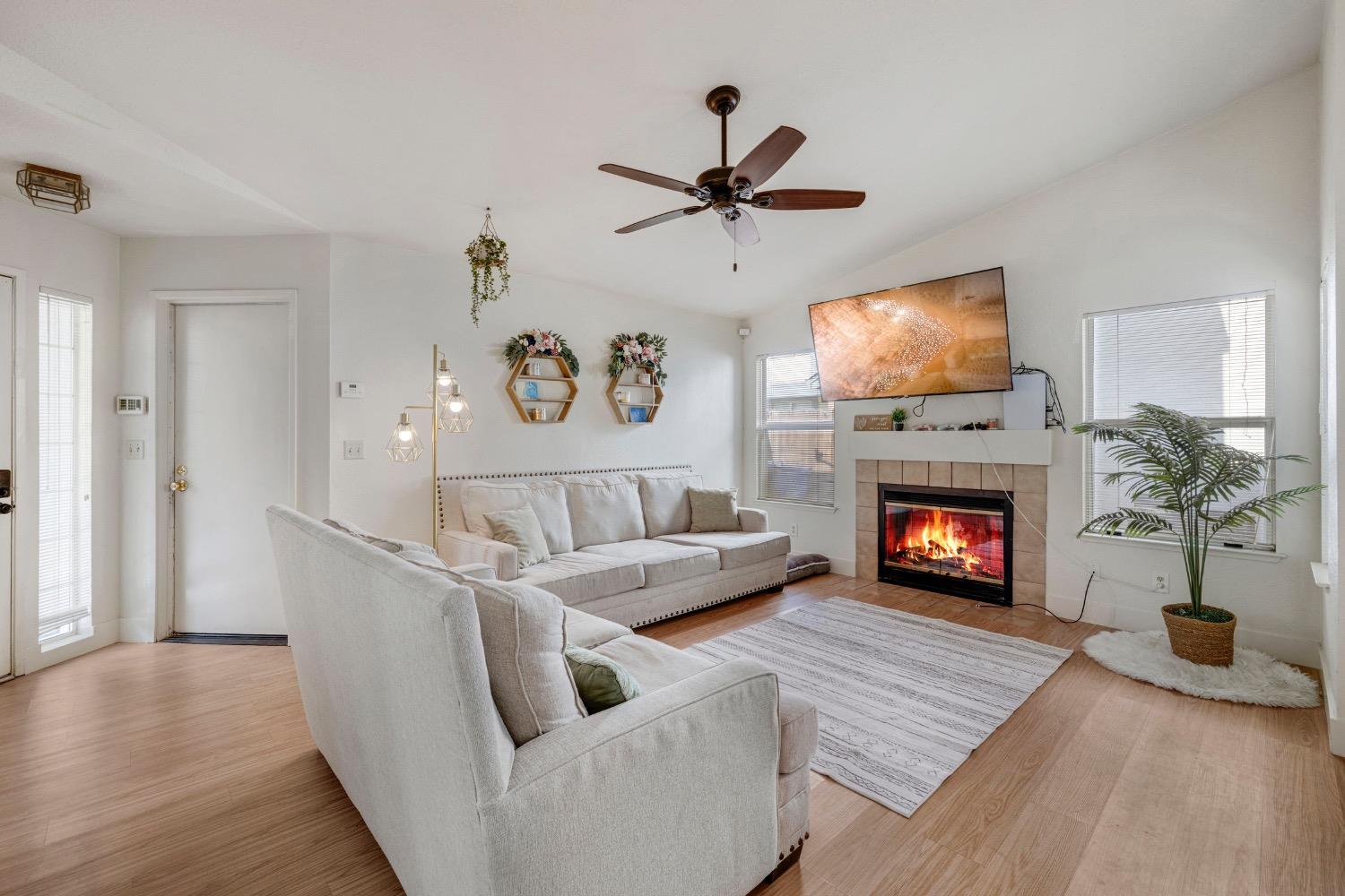 Detail Gallery Image 5 of 36 For 7101 Sutherland Way, Elk Grove,  CA 95758 - 3 Beds | 2 Baths