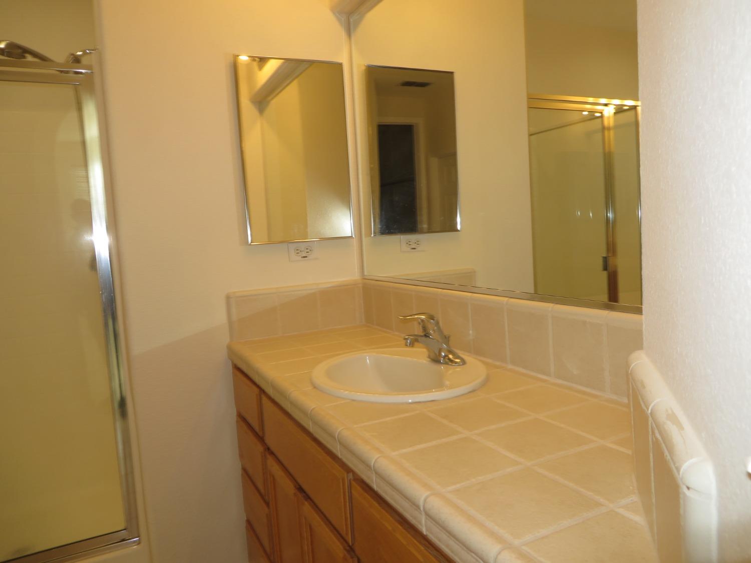 Detail Gallery Image 9 of 17 For 2120 Lonnie Beck Way, Stockton,  CA 95209 - 4 Beds | 2/1 Baths