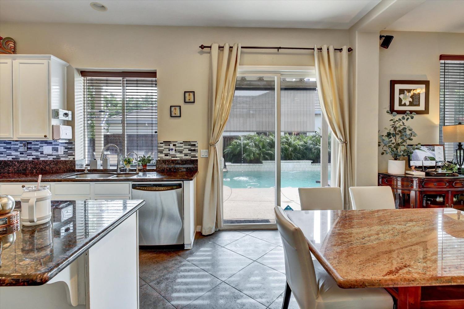 Detail Gallery Image 13 of 65 For 9500 Chicory Field Way, Elk Grove,  CA 95624 - 5 Beds | 4 Baths