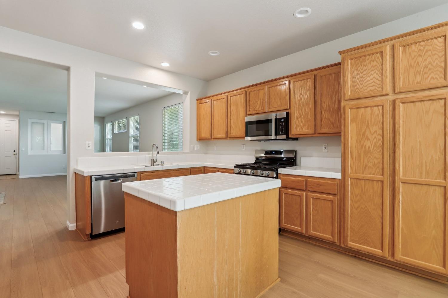 Detail Gallery Image 8 of 43 For 1707 Danbrook Dr, Sacramento,  CA 95835 - 3 Beds | 2 Baths