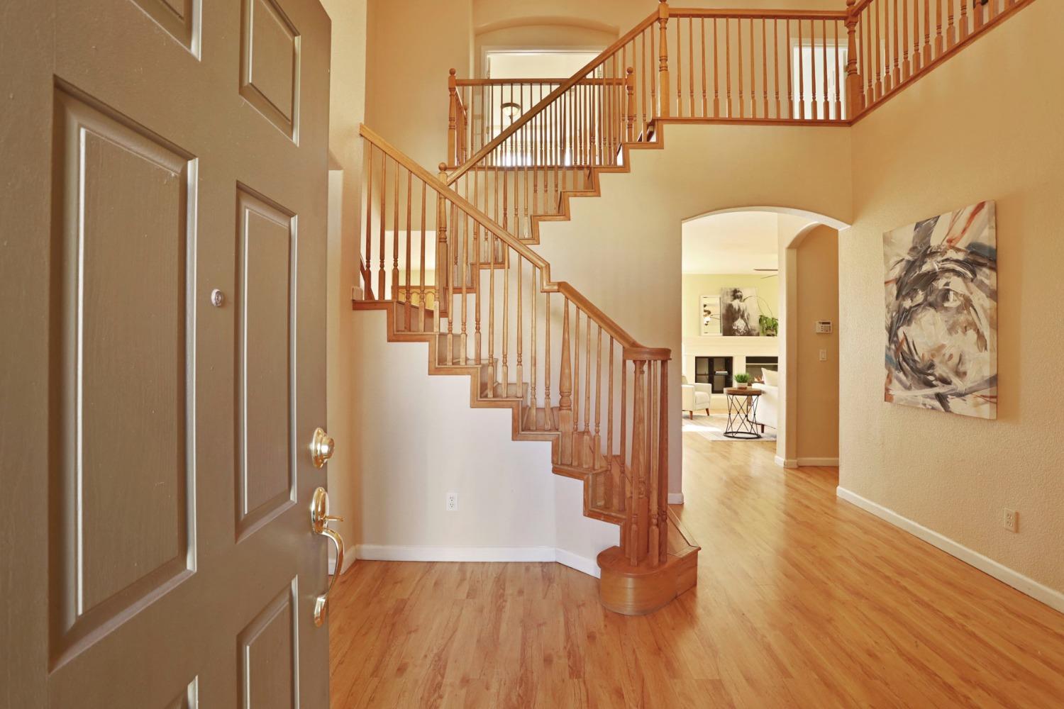 Detail Gallery Image 5 of 65 For 9572 Crystal Water Way, Elk Grove,  CA 95624 - 6 Beds | 4/1 Baths