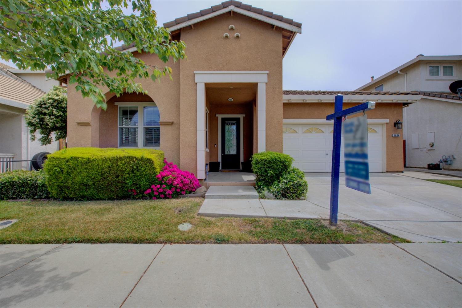 Detail Gallery Image 1 of 37 For 3804 Apple Blossom Ln, Turlock,  CA 95382 - 3 Beds | 2 Baths