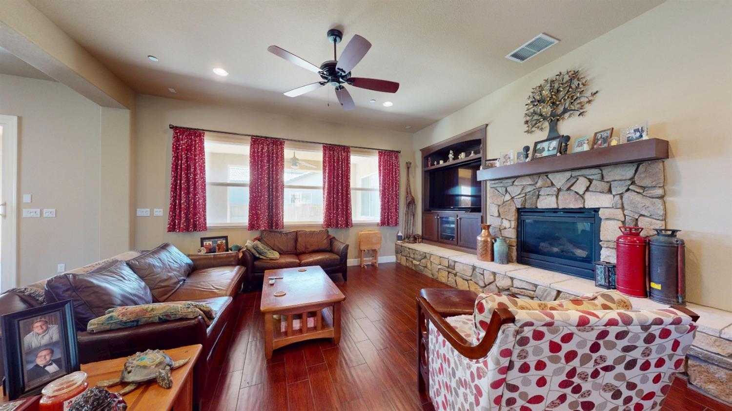 Detail Gallery Image 4 of 35 For 804 Freedom Point Way, Manteca,  CA 95336 - 3 Beds | 2/1 Baths