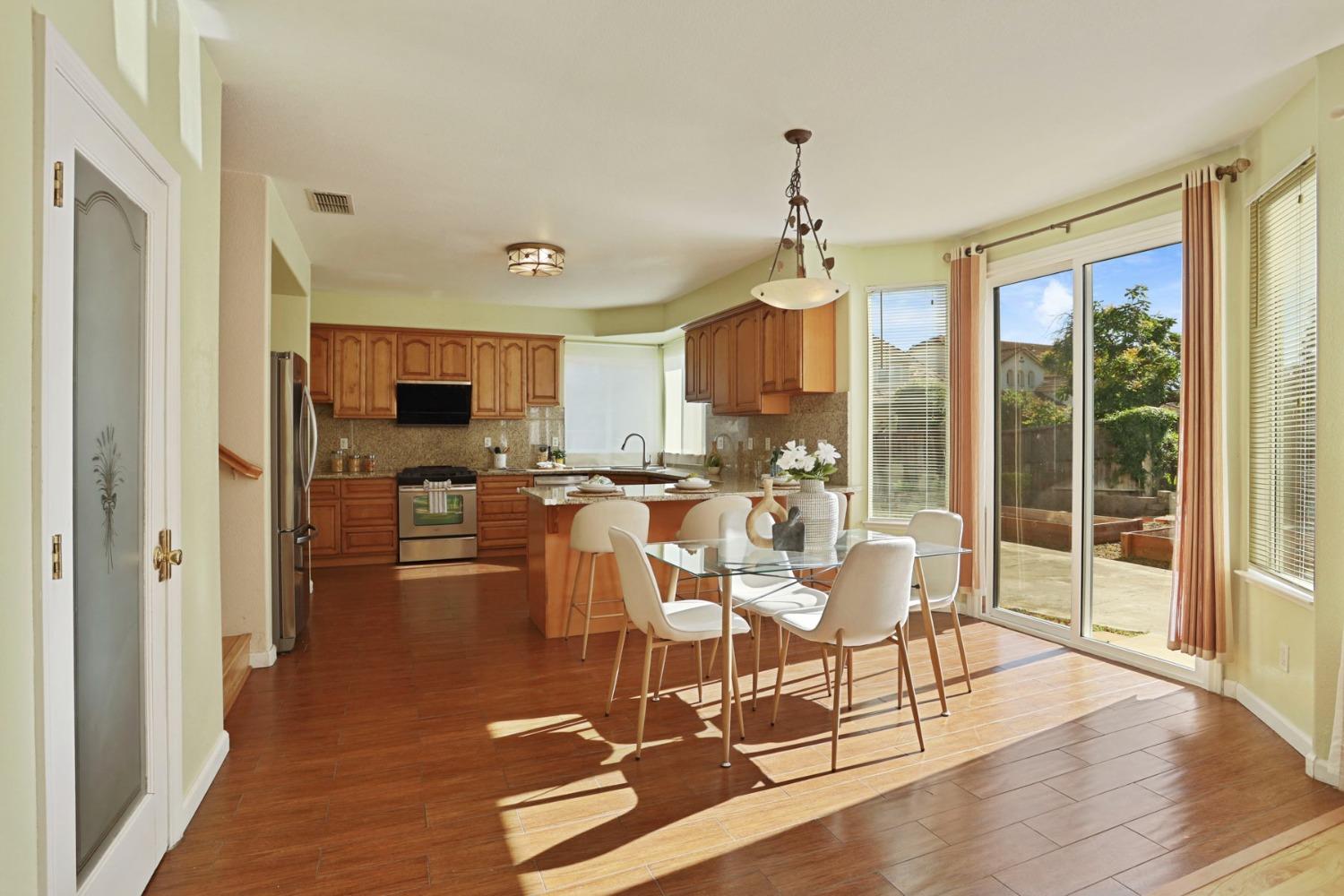 Detail Gallery Image 15 of 65 For 9572 Crystal Water Way, Elk Grove,  CA 95624 - 6 Beds | 4/1 Baths