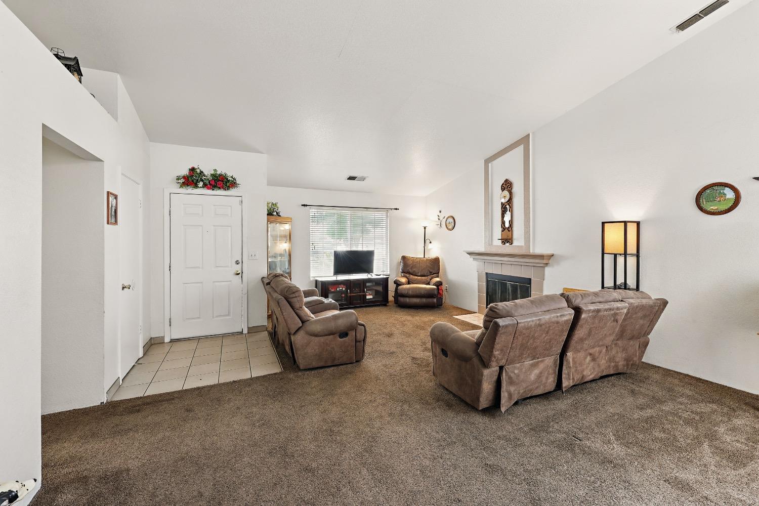 Detail Gallery Image 3 of 24 For 1482 Pintail Cir, Los Banos,  CA 93635 - 3 Beds | 2 Baths
