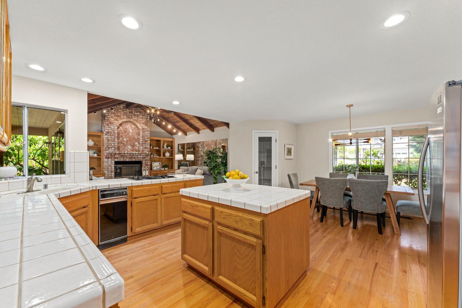 Detail Gallery Image 9 of 38 For 8462 Hialeah Way, Fair Oaks,  CA 95628 - 4 Beds | 3 Baths