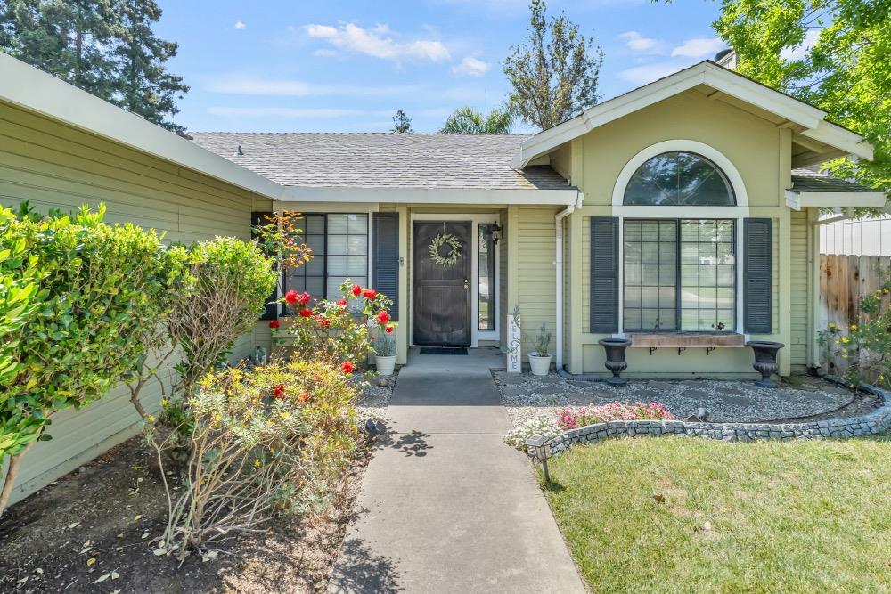 Detail Gallery Image 2 of 46 For 7008 Fall Way, Elk Grove,  CA 95758 - 3 Beds | 2 Baths