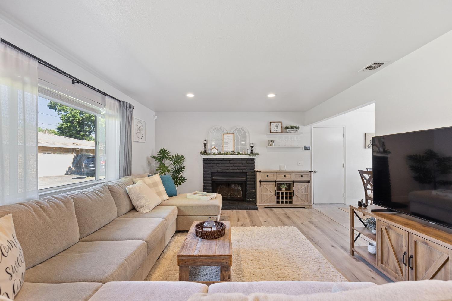 Detail Gallery Image 4 of 42 For 5224 North Ave, Carmichael,  CA 95608 - 3 Beds | 2 Baths