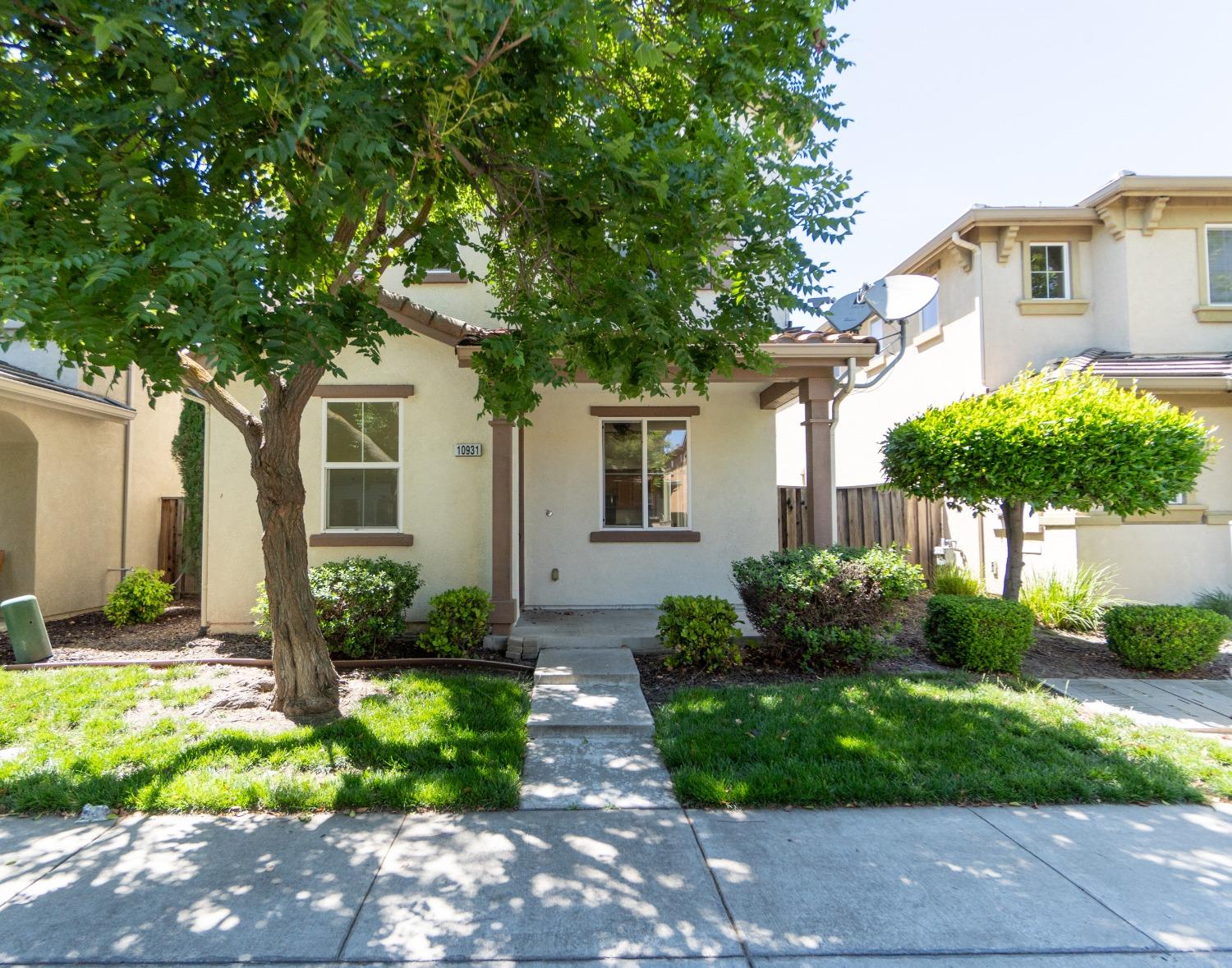 Detail Gallery Image 1 of 25 For 10931 Dutch Tulip Dr, Stockton,  CA 95209 - 4 Beds | 2/1 Baths