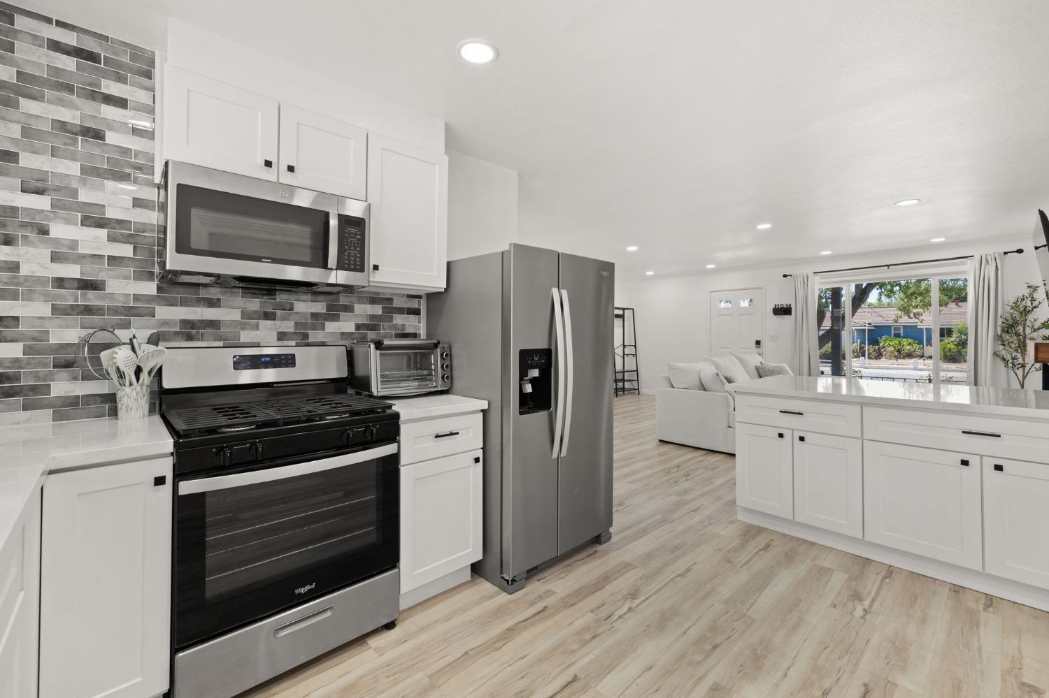 Detail Gallery Image 7 of 18 For 7409 East Pkwy, Sacramento,  CA 95823 - 4 Beds | 2 Baths