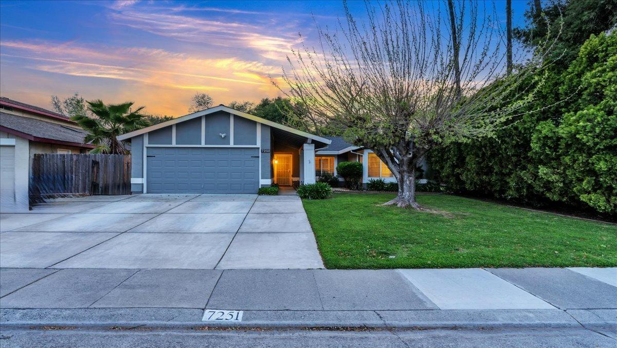 Detail Gallery Image 1 of 37 For 7251 Starflower Dr, Citrus Heights,  CA 95621 - 4 Beds | 2 Baths