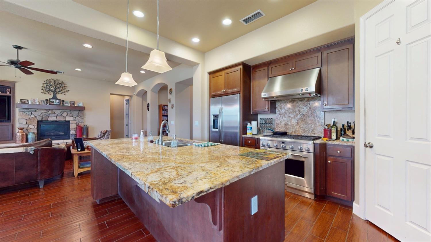 Detail Gallery Image 9 of 35 For 804 Freedom Point Way, Manteca,  CA 95336 - 3 Beds | 2/1 Baths
