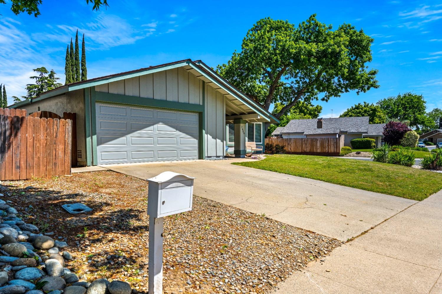 Detail Gallery Image 3 of 54 For 2659 Argolis Way, Sacramento,  CA 95826 - 3 Beds | 2 Baths