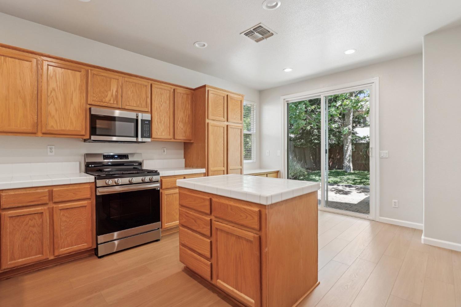 Detail Gallery Image 5 of 43 For 1707 Danbrook Dr, Sacramento,  CA 95835 - 3 Beds | 2 Baths