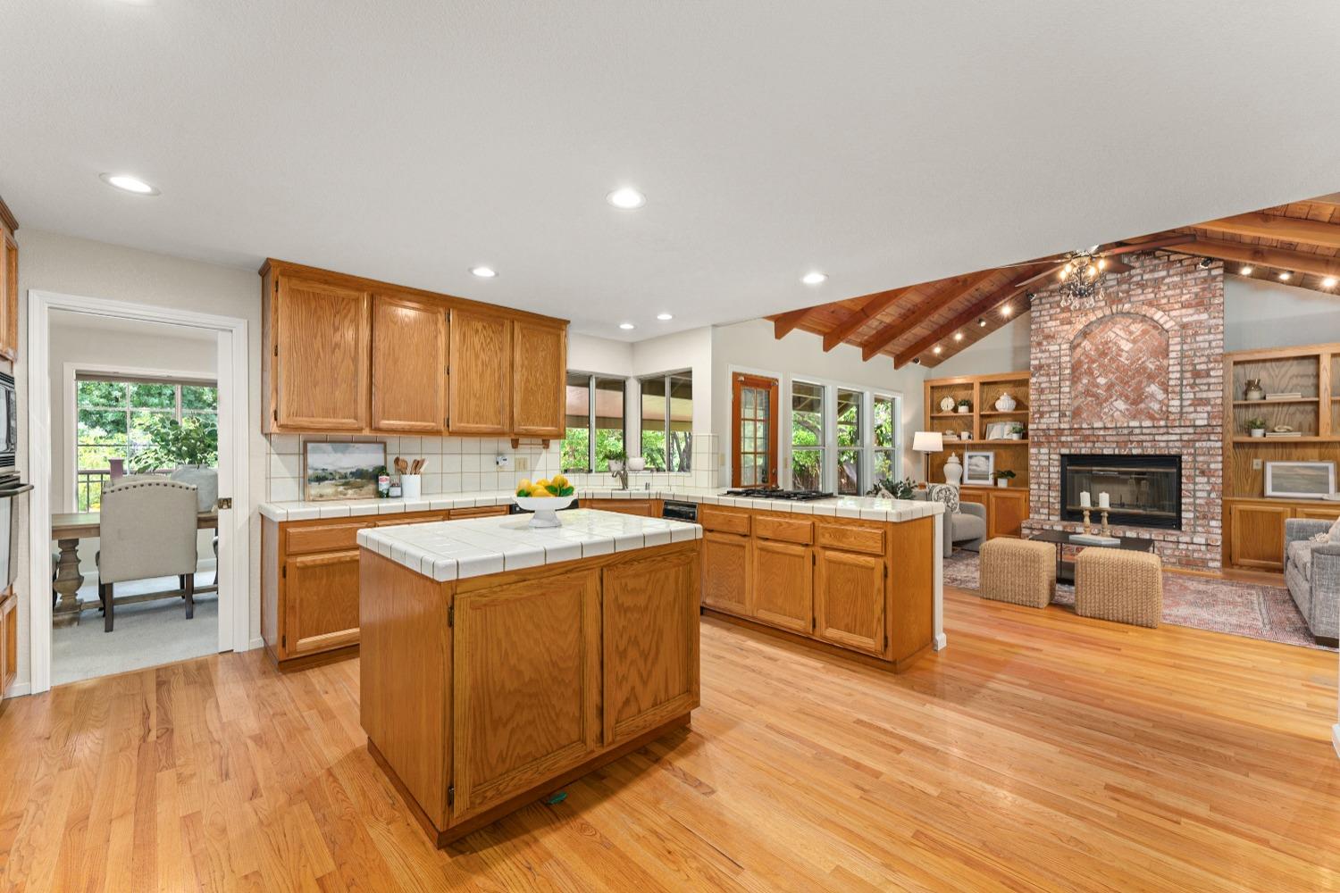 Detail Gallery Image 10 of 38 For 8462 Hialeah Way, Fair Oaks,  CA 95628 - 4 Beds | 3 Baths