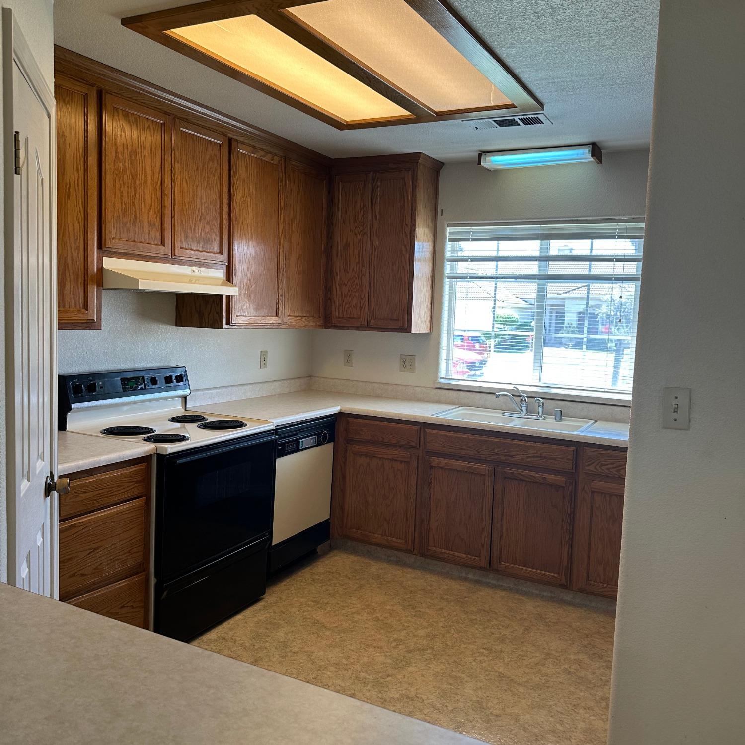 Detail Gallery Image 10 of 23 For 2316 Thaddeous Ct, Escalon,  CA 95320 - 3 Beds | 2/1 Baths