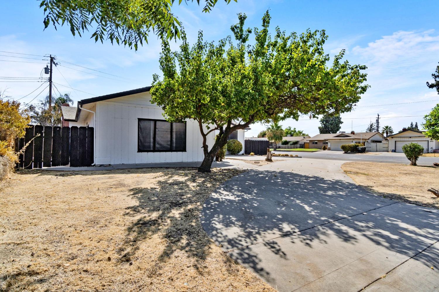 Detail Gallery Image 3 of 39 For 2738 S Fairway Ct, Visalia,  CA 93277 - 4 Beds | 2/1 Baths