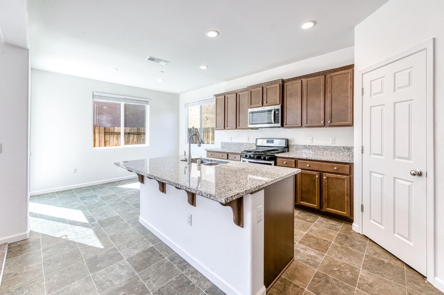 Detail Gallery Image 13 of 47 For 2785 N Schneider Ave, Fresno,  CA 93737 - 4 Beds | 3 Baths