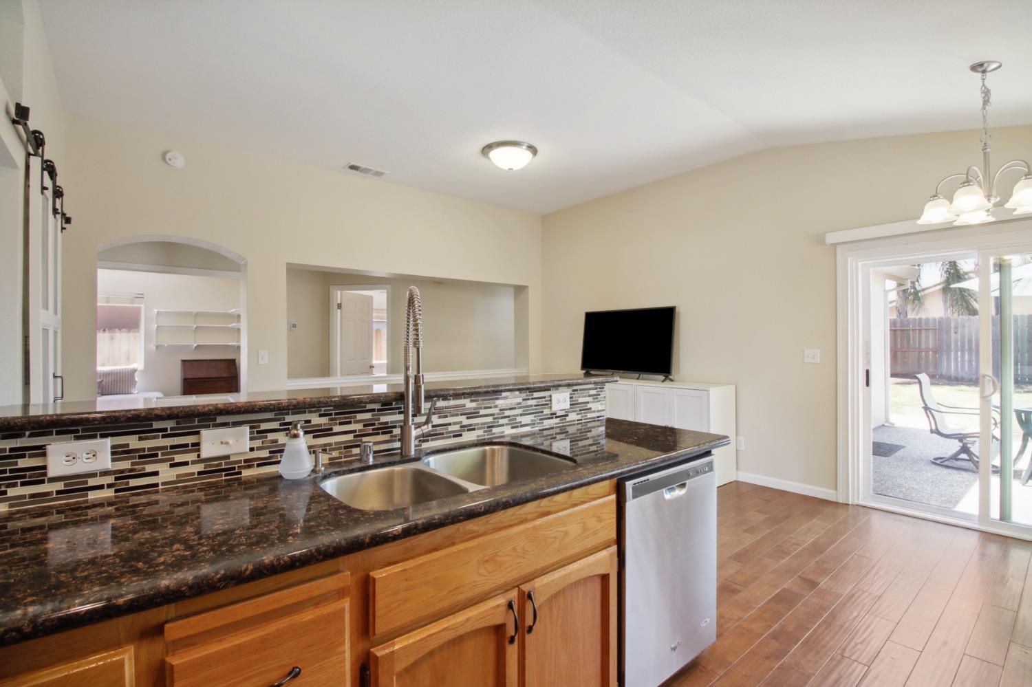 Detail Gallery Image 19 of 57 For 10092 Teddington Way, Elk Grove,  CA 95624 - 3 Beds | 2 Baths