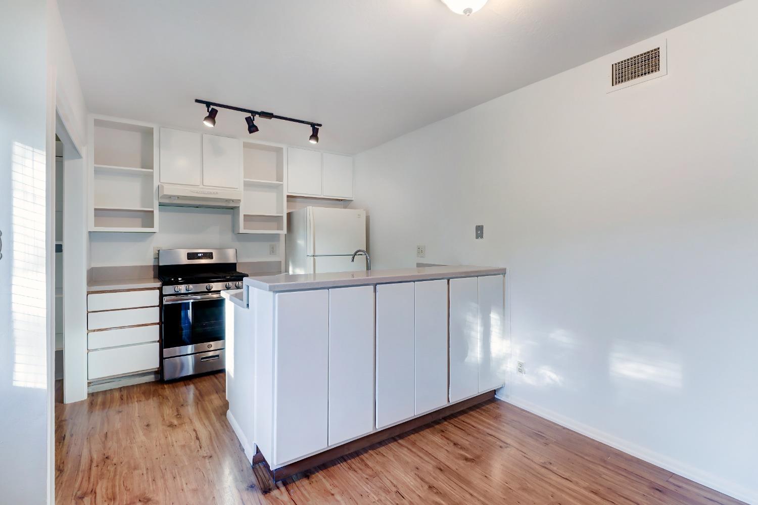 Detail Gallery Image 11 of 22 For 1914 El Paso Ave #1,  Davis,  CA 95618 - 2 Beds | 1 Baths