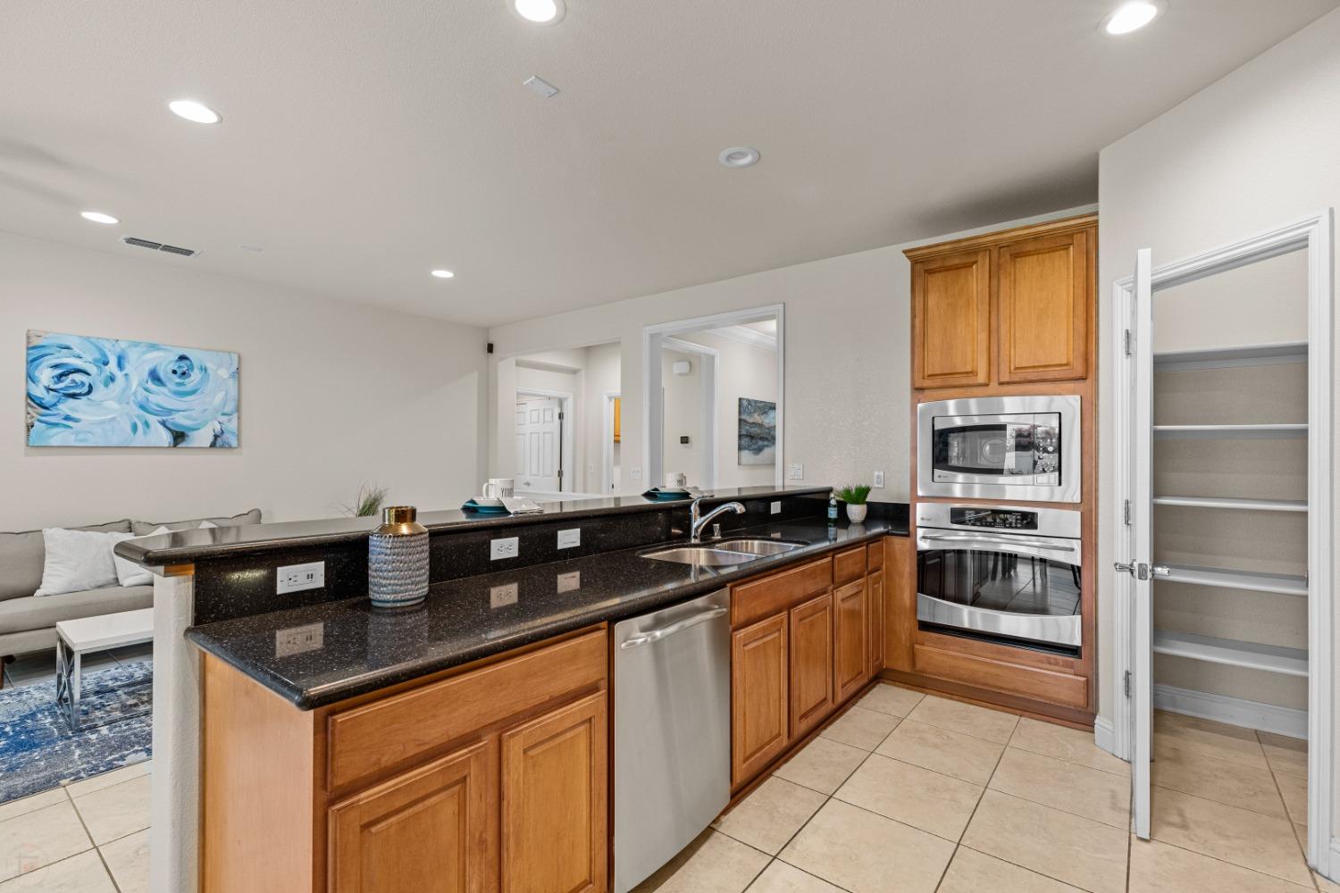 Detail Gallery Image 13 of 77 For 2387 Rose Briar Pl, Manteca,  CA 95336 - 2 Beds | 2 Baths