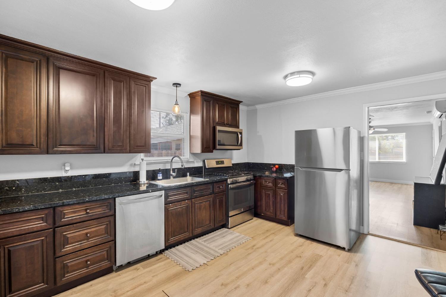 Detail Gallery Image 8 of 31 For 2604 Fairfield St, Sacramento,  CA 95815 - 2 Beds | 1 Baths