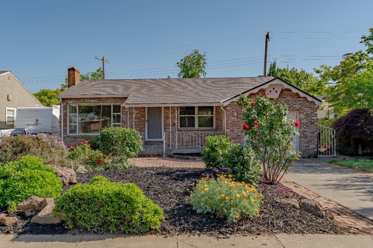 Detail Gallery Image 4 of 33 For 5936 11th Ave, Sacramento,  CA 95820 - 3 Beds | 1 Baths