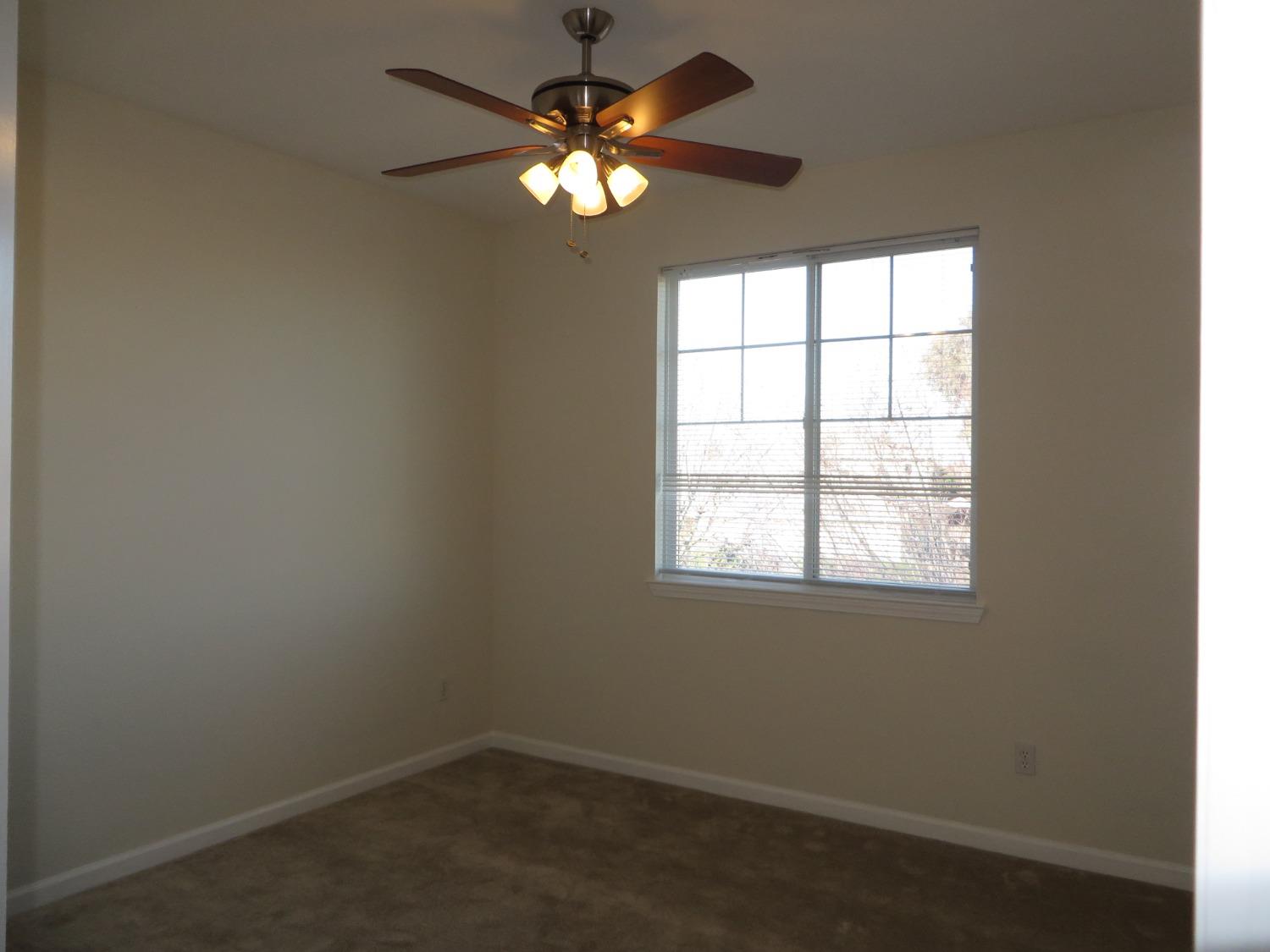 Detail Gallery Image 10 of 17 For 2120 Lonnie Beck Way, Stockton,  CA 95209 - 4 Beds | 2/1 Baths