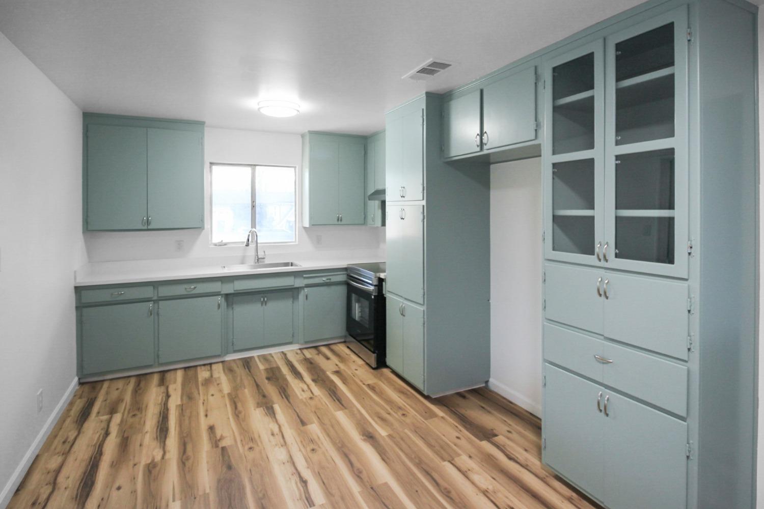 Detail Gallery Image 8 of 17 For 1321 Mount Vernon Dr, Modesto,  CA 95350 - 3 Beds | 2 Baths