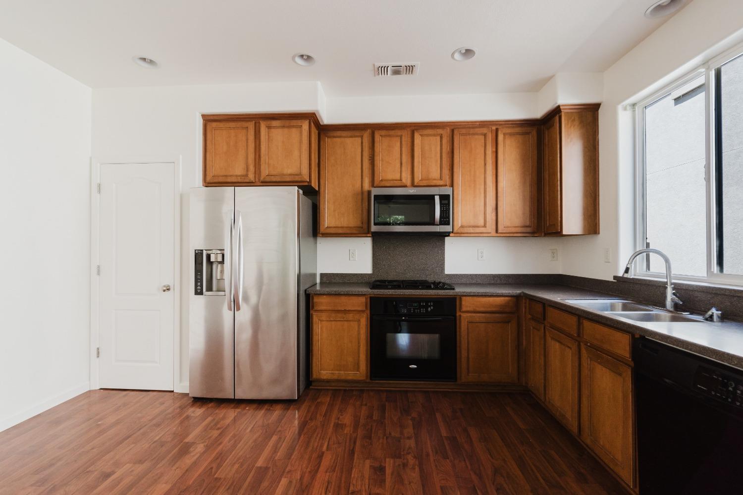 Detail Gallery Image 2 of 25 For 10931 Dutch Tulip Dr, Stockton,  CA 95209 - 4 Beds | 2/1 Baths
