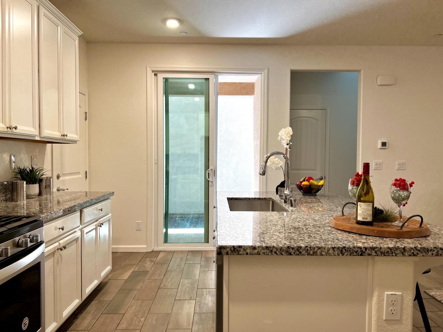 Detail Gallery Image 6 of 29 For 2542 Natomas Crossing Dr, Sacramento,  CA 95834 - 3 Beds | 2/1 Baths