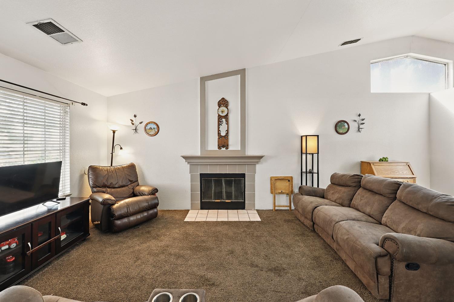 Detail Gallery Image 4 of 24 For 1482 Pintail Cir, Los Banos,  CA 93635 - 3 Beds | 2 Baths