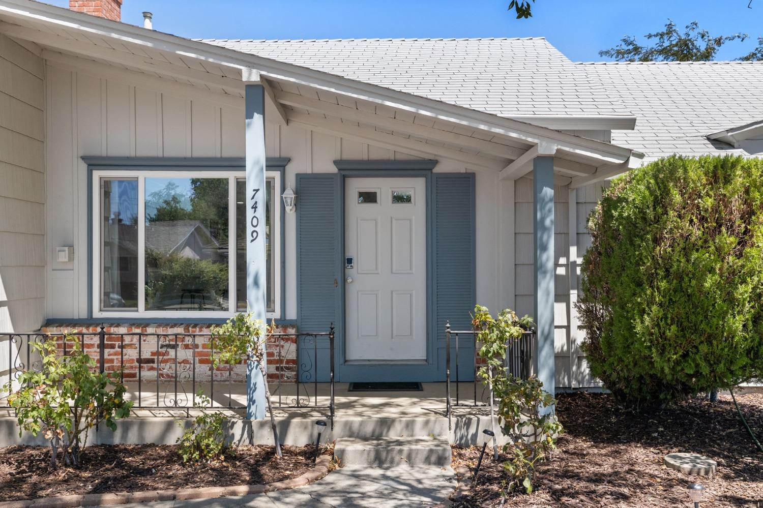 Detail Gallery Image 2 of 18 For 7409 East Pkwy, Sacramento,  CA 95823 - 4 Beds | 2 Baths