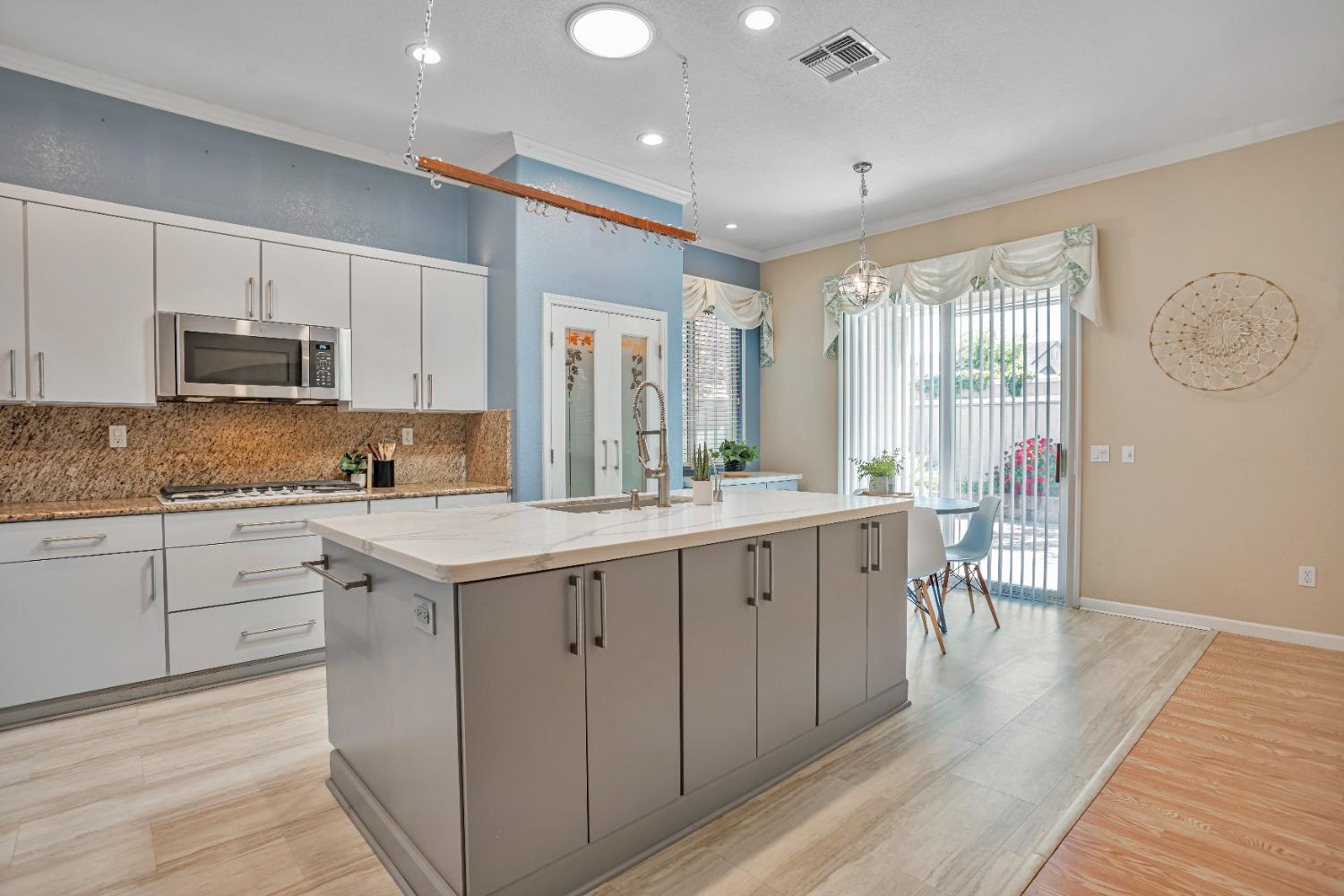 Detail Gallery Image 11 of 26 For 9505 Emerald Cove Ln, Elk Grove,  CA 95758 - 3 Beds | 2 Baths