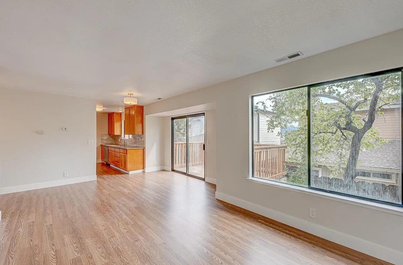 Detail Gallery Image 2 of 20 For 33 Deer St #7,  Salinas,  CA 93906 - 3 Beds | 2/1 Baths
