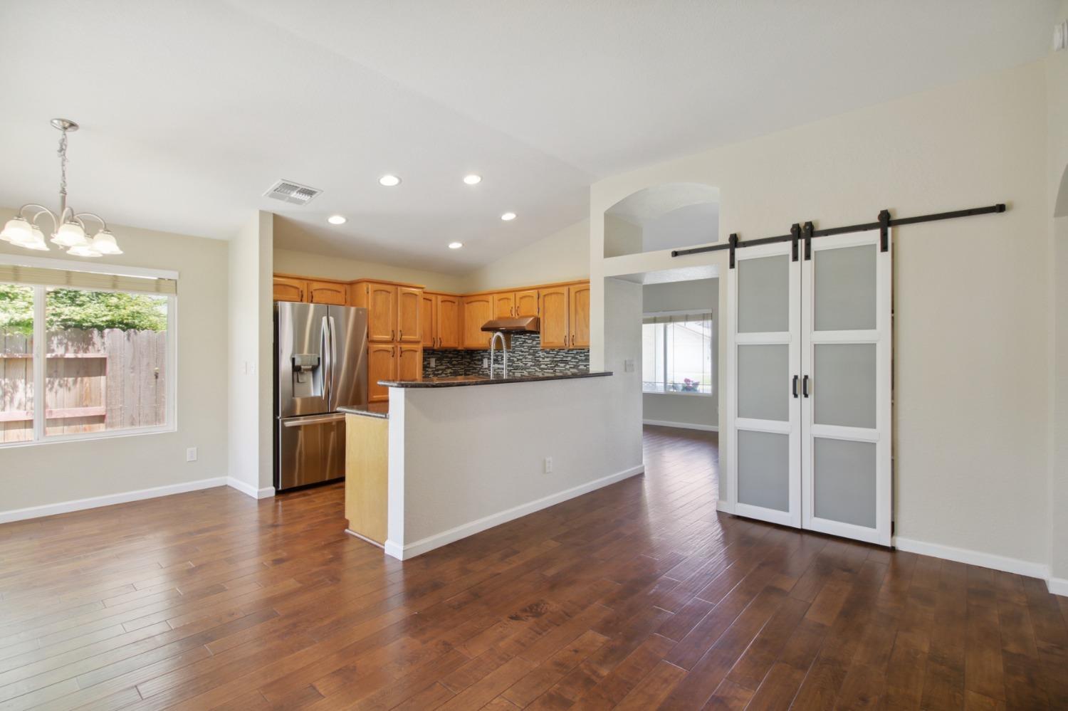 Detail Gallery Image 13 of 57 For 10092 Teddington Way, Elk Grove,  CA 95624 - 3 Beds | 2 Baths