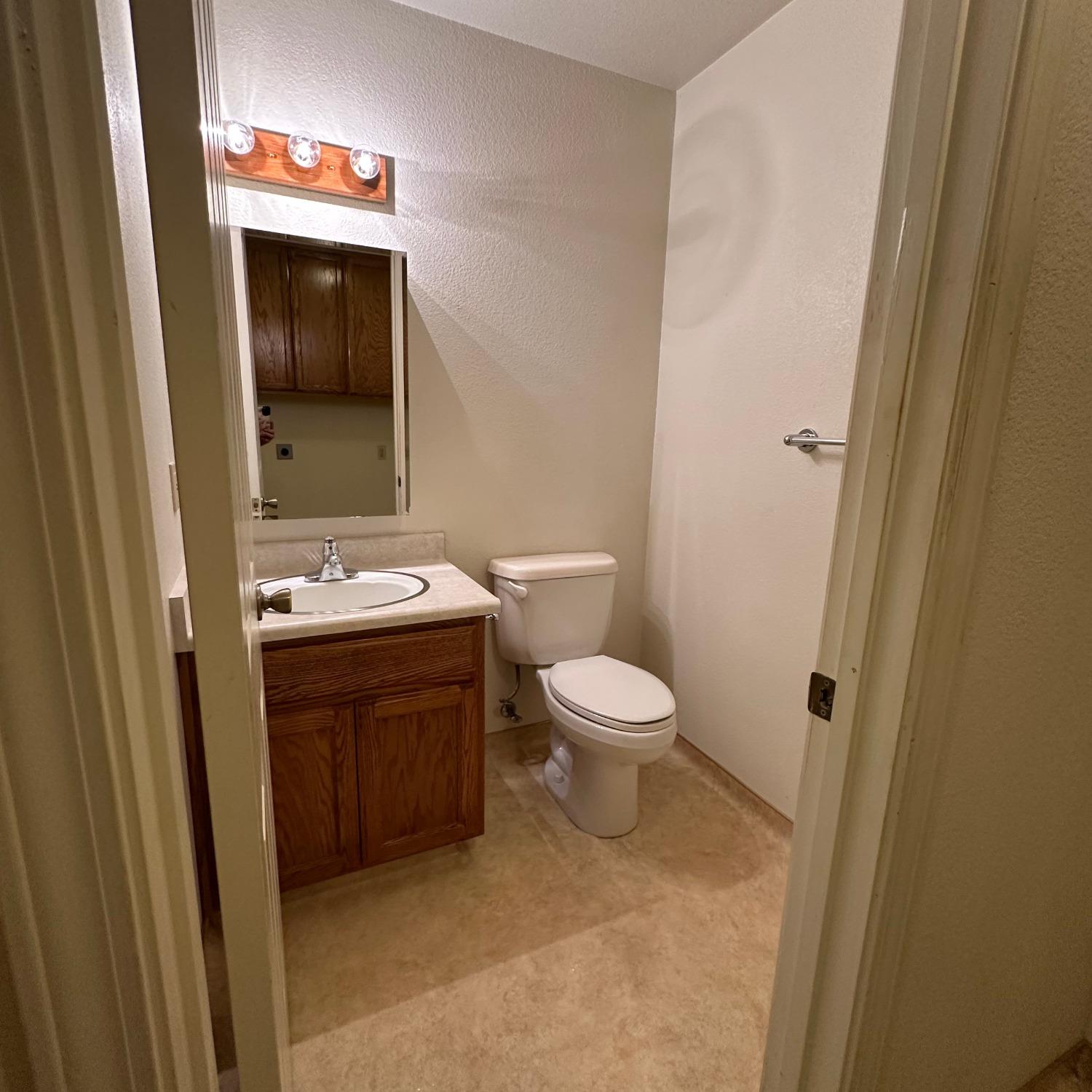 Detail Gallery Image 13 of 23 For 2316 Thaddeous Ct, Escalon,  CA 95320 - 3 Beds | 2/1 Baths