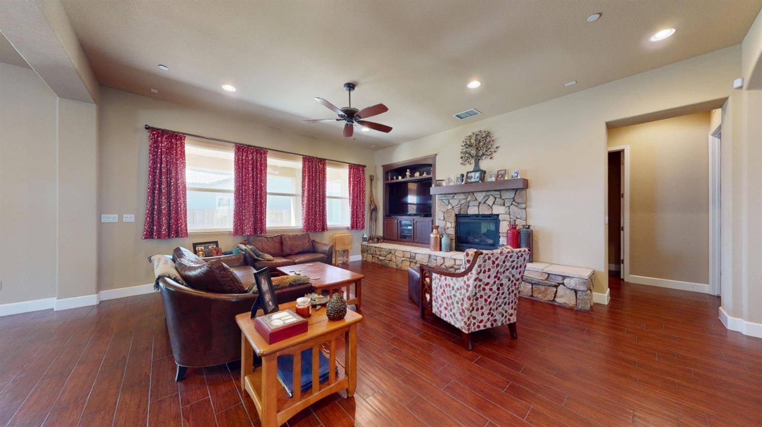 Detail Gallery Image 5 of 35 For 804 Freedom Point Way, Manteca,  CA 95336 - 3 Beds | 2/1 Baths