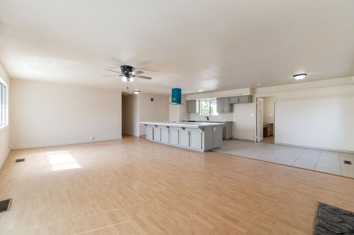 Detail Gallery Image 6 of 39 For 2738 S Fairway Ct, Visalia,  CA 93277 - 4 Beds | 2/1 Baths