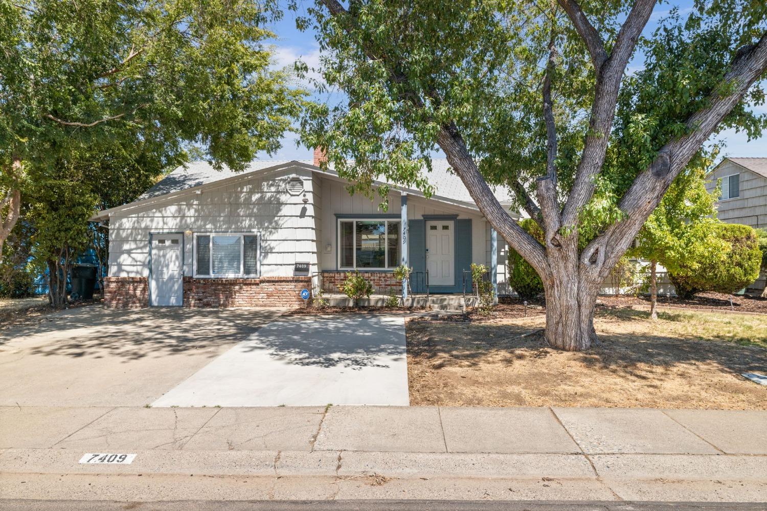 Detail Gallery Image 3 of 18 For 7409 East Pkwy, Sacramento,  CA 95823 - 4 Beds | 2 Baths