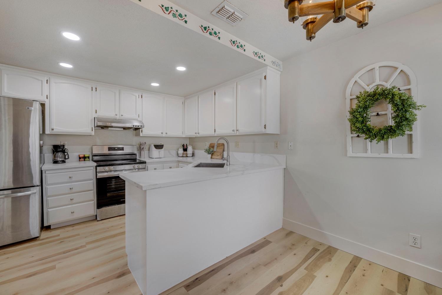 Detail Gallery Image 13 of 36 For 7101 Sutherland Way, Elk Grove,  CA 95758 - 3 Beds | 2 Baths