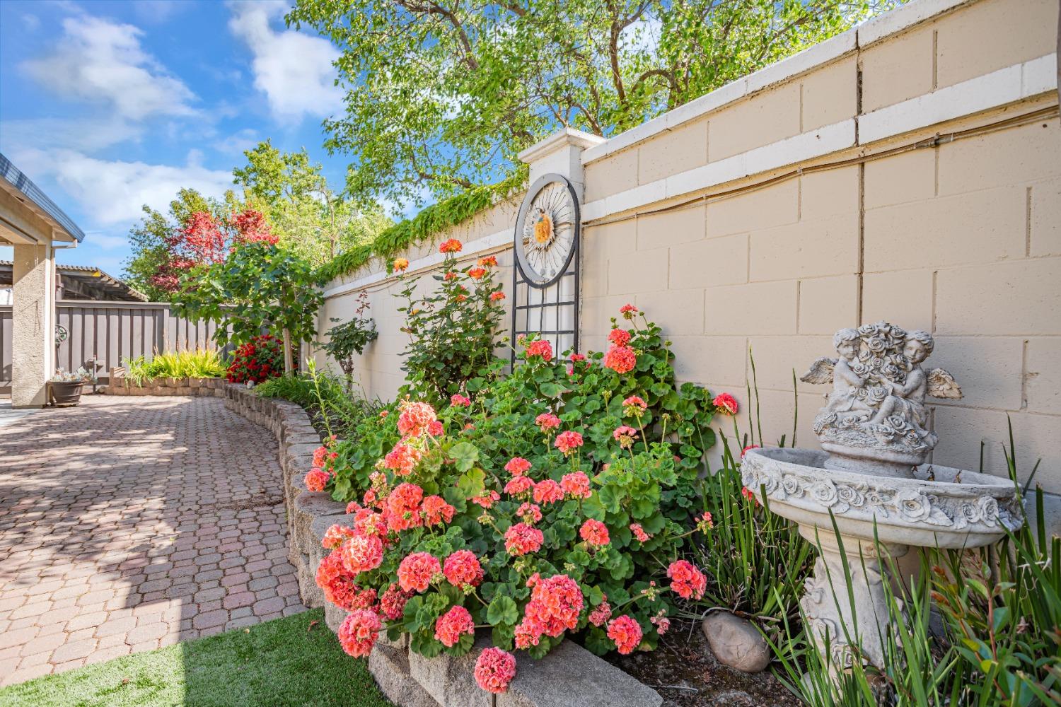 Detail Gallery Image 25 of 26 For 9505 Emerald Cove Ln, Elk Grove,  CA 95758 - 3 Beds | 2 Baths