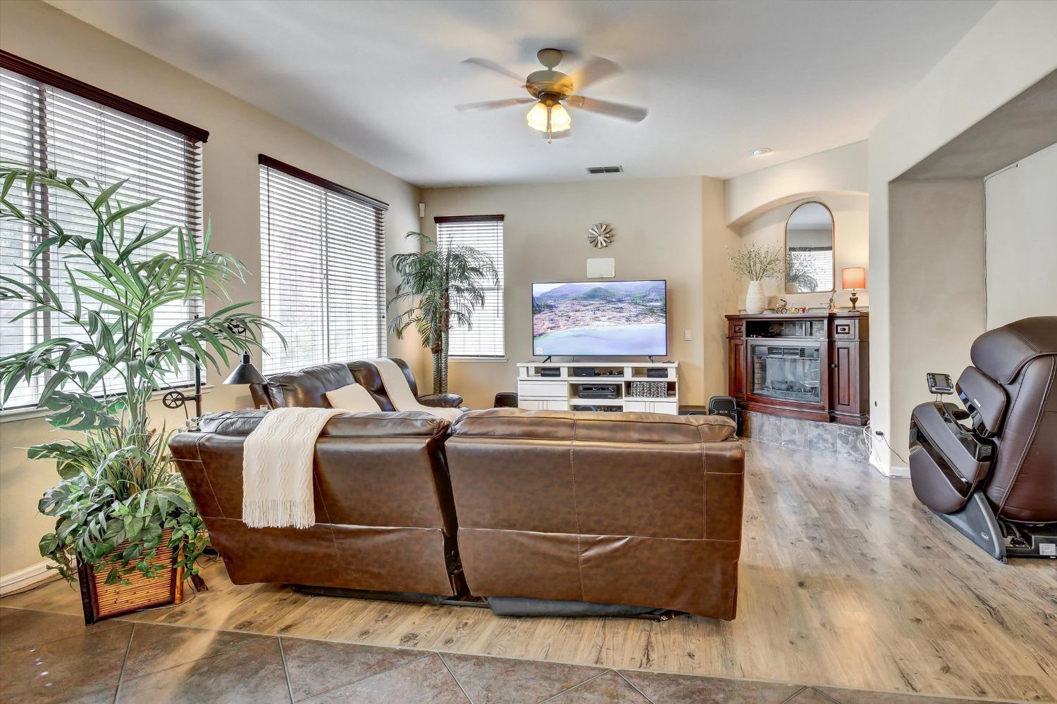 Detail Gallery Image 14 of 65 For 9500 Chicory Field Way, Elk Grove,  CA 95624 - 5 Beds | 4 Baths