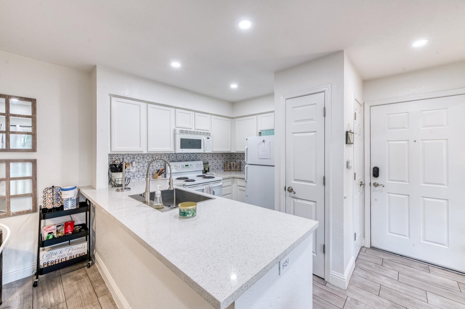 Detail Gallery Image 4 of 25 For 2881 Huntington Blvd #116,  Fresno,  CA 93721 - 1 Beds | 1 Baths