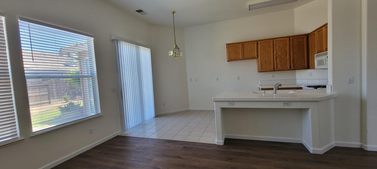 Detail Gallery Image 6 of 13 For 8239 Leesburg Way, Elk Grove,  CA 95624 - 3 Beds | 2 Baths