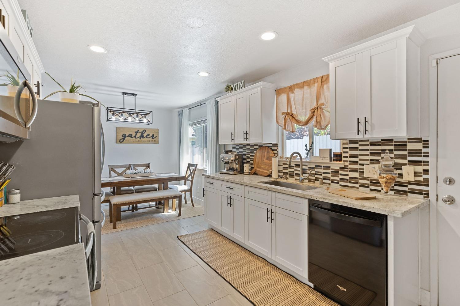 Detail Gallery Image 9 of 42 For 5224 North Ave, Carmichael,  CA 95608 - 3 Beds | 2 Baths