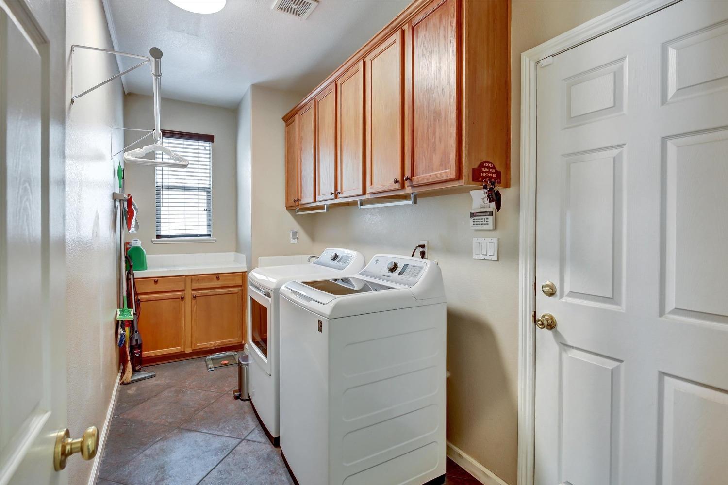 Detail Gallery Image 18 of 65 For 9500 Chicory Field Way, Elk Grove,  CA 95624 - 5 Beds | 4 Baths