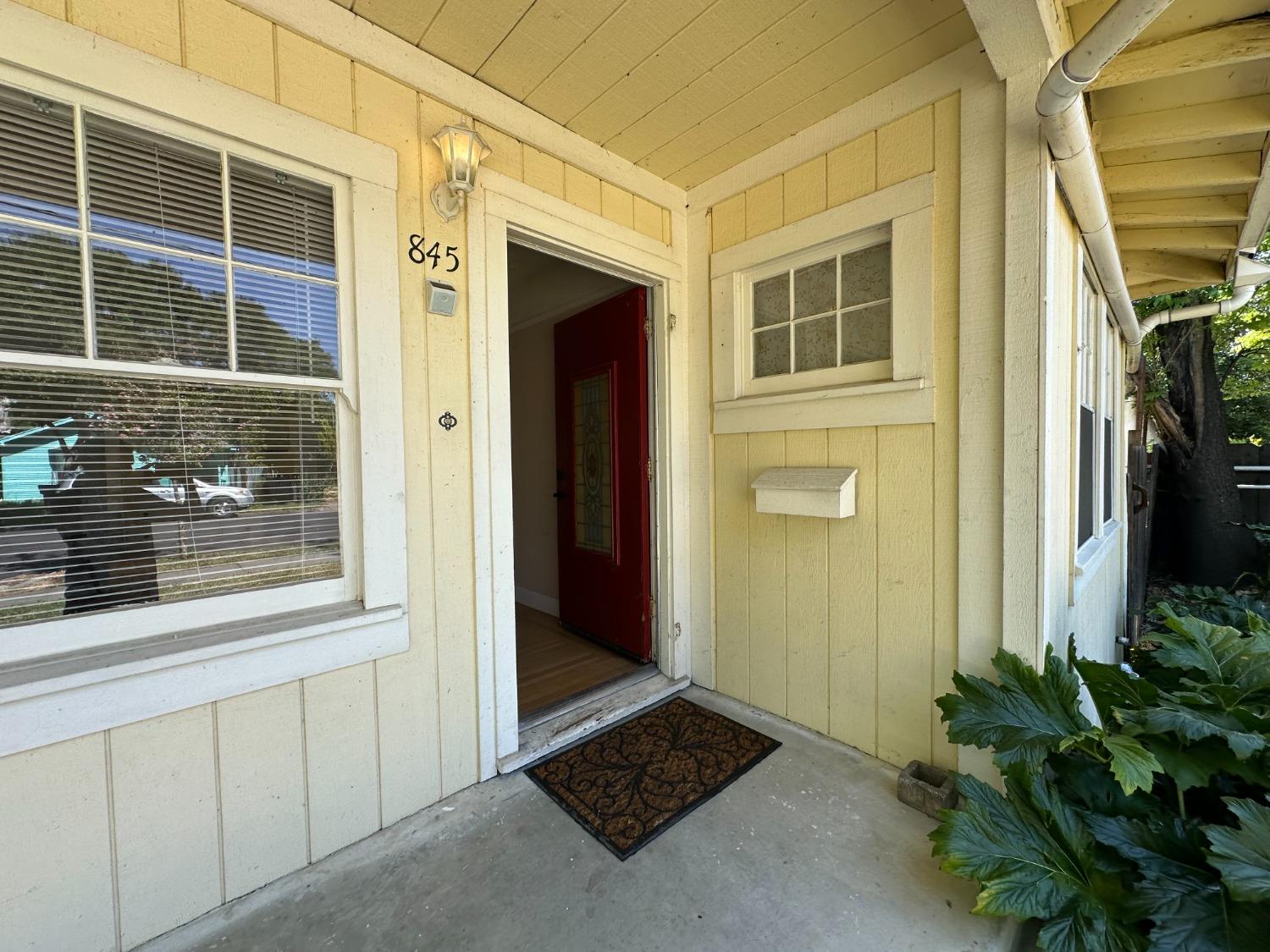 Detail Gallery Image 3 of 33 For 845 4th St, Woodland,  CA 95695 - 3 Beds | 1 Baths